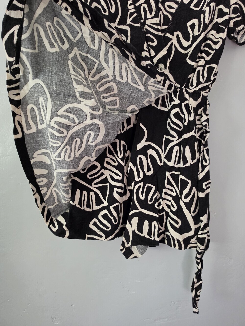 Farm Rio Anthropologie Kiki Surplice Black & White Leaf Print V-Neck Romper XS - Picture 7 of 11